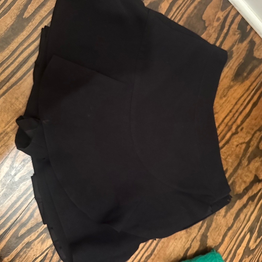 Vestique Elegant Black Skort
